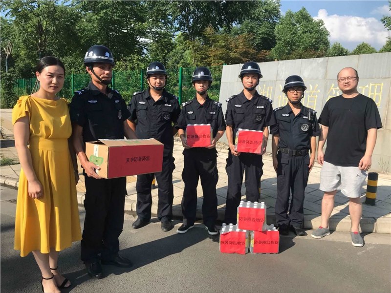 炎炎夏日送清涼 點點關(guān)懷暖人心